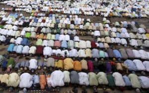 Reuters: Muslims pray at the Kofar Mata central mosque to mark the end of the holy month of Ramadan in Nigeria's northern city of Kano